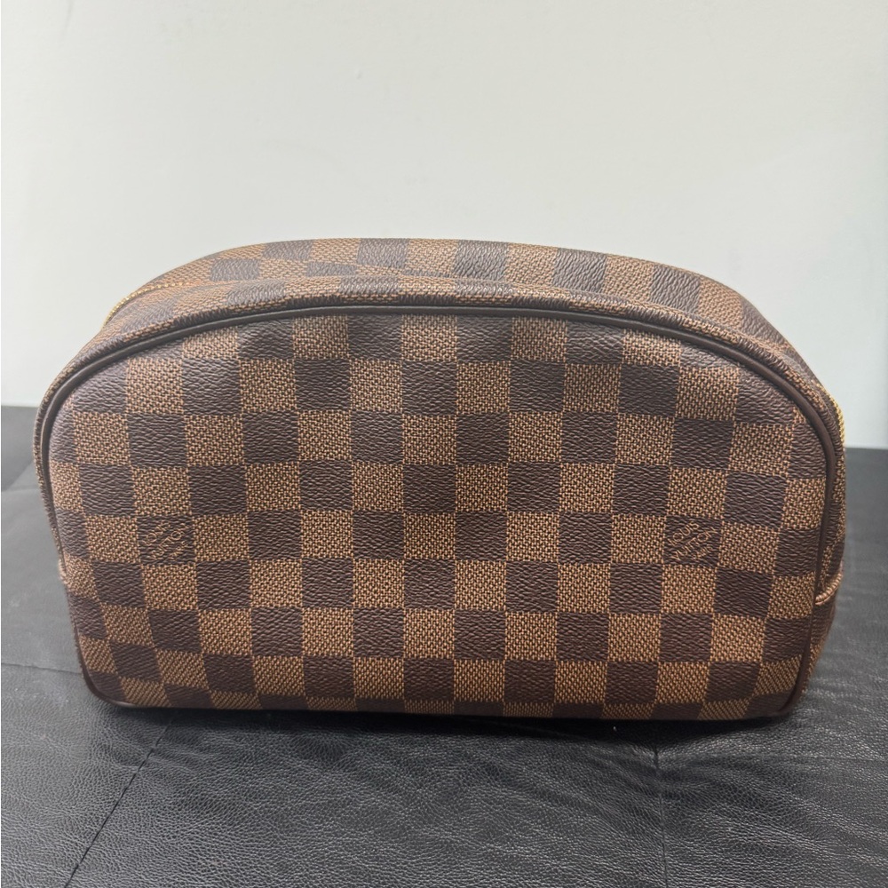 Louis Vuitton 
Damier Ebene Toiletry Bag 25